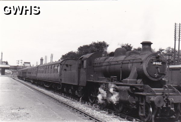 7-138 Passenger train at Wigston Magna station