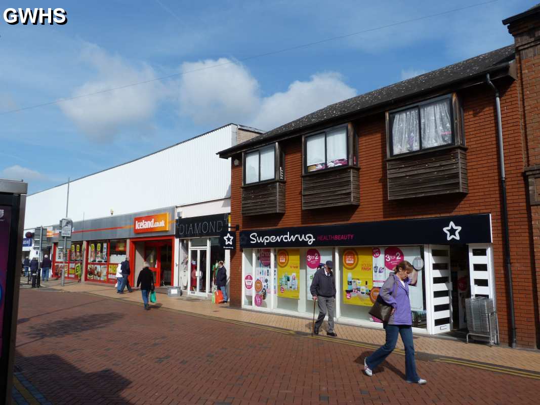 19-266 Superdrug - Diamond and Iceland Bell Street Wigston Magna April 2012