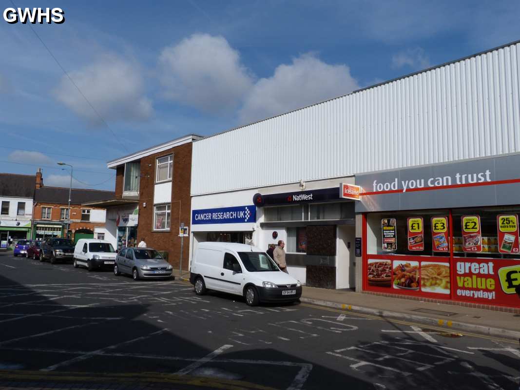 19-268 Natwest and Cancer Research Bell Street Wigston Magna April 2012