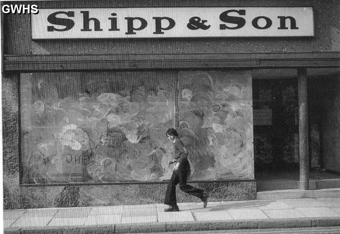 22-284 The closed Shipp & Son shop in Bell Street circa 1970  Wigston Magna