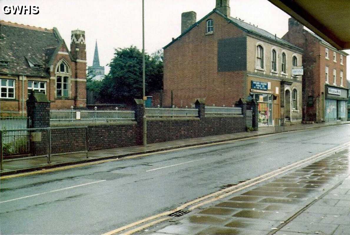 30-770 Bell Street Wigston Magna circa 1975  with the School and Shipps in view