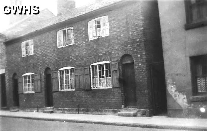 35-775 The middle cottage is 25 Bell Street where my father, Robert Oliver Walden, was born