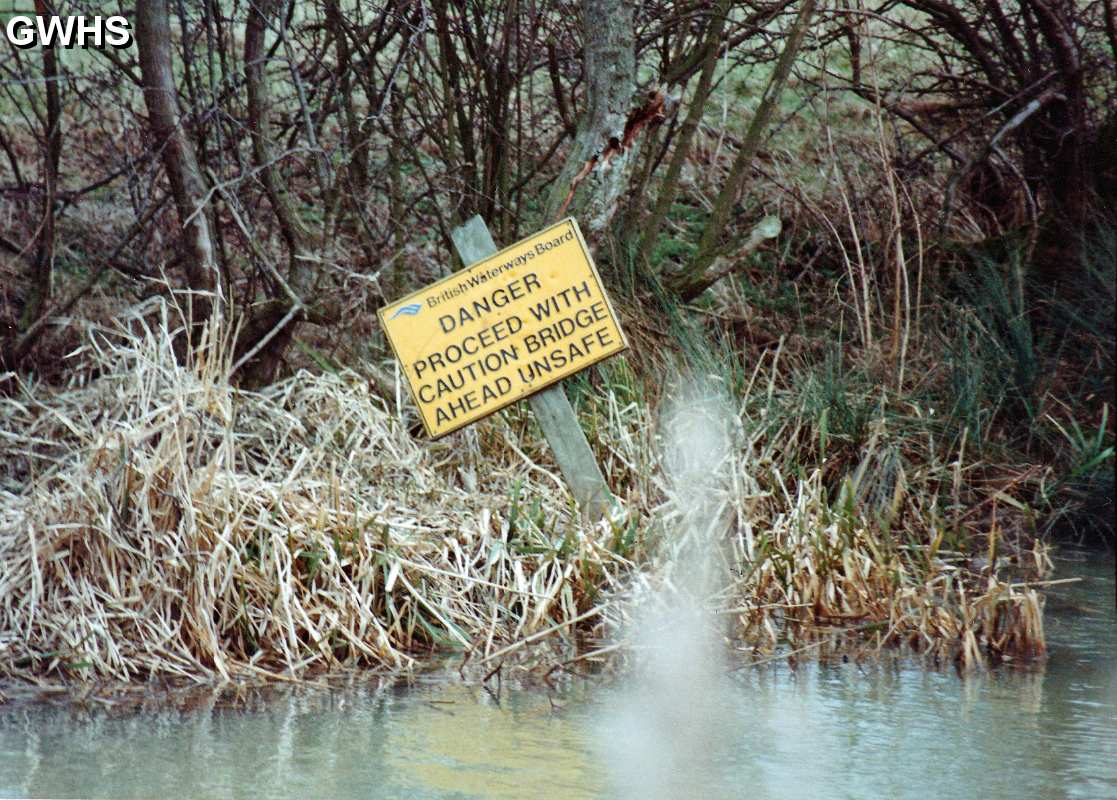 39-525 Warning Sign approaching Tythorn Bridge on the Grand Union Canal Wigston Magna