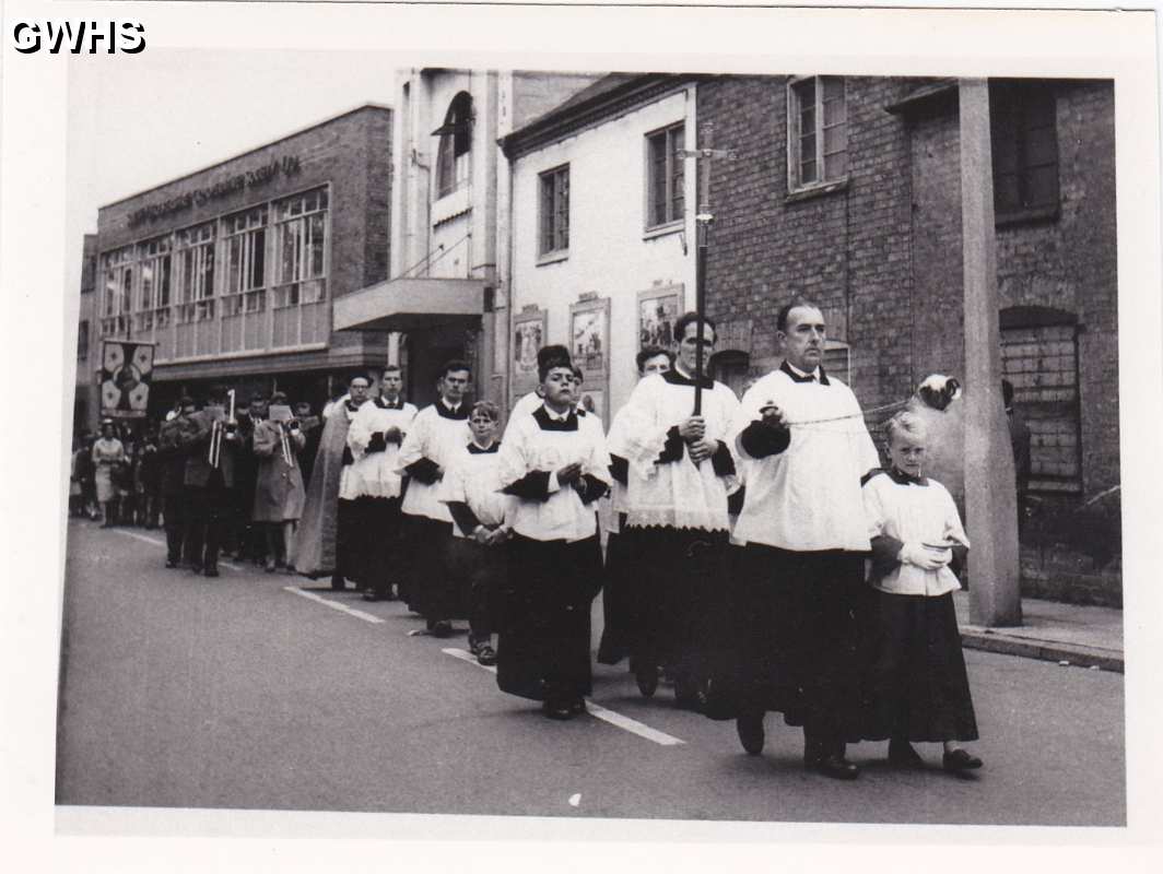 5-24 Church procession in Long Street Wigston Magna