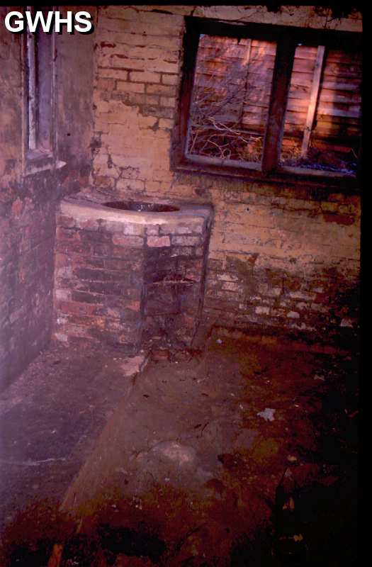 26-160  inside a Hovel possibly one of the Courts prior to demolition in 1960