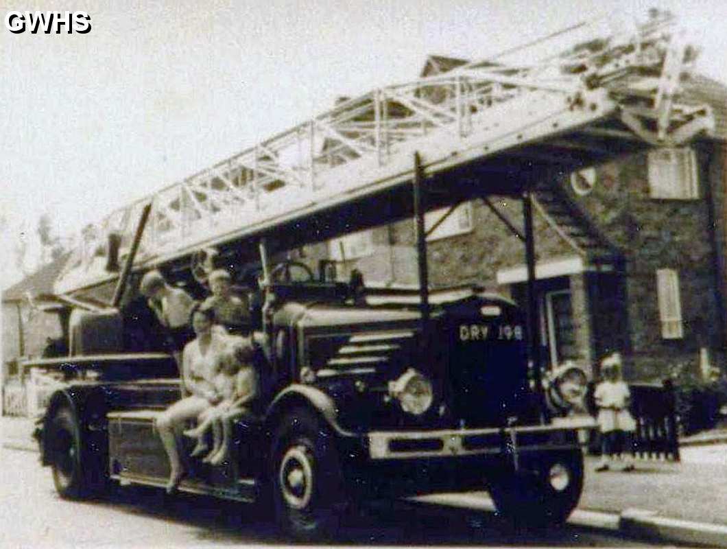 33-527 Dennis Fire Engine Wigston Fields 1941